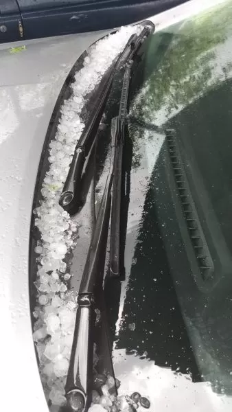 vidro dianteiro de carro em taubaté coberto com granizo