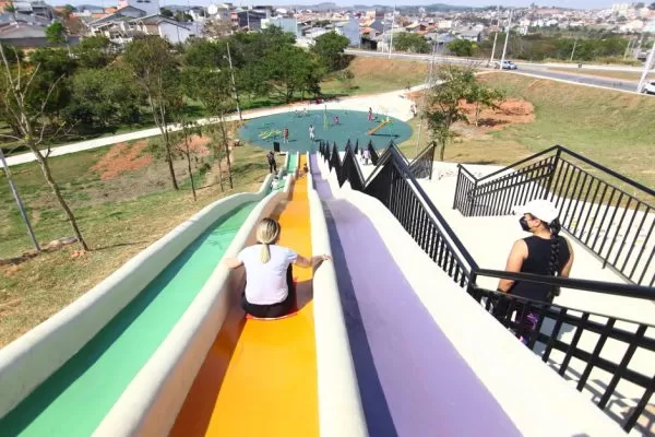 Tobogã do Parque Takeo Kacuta SJC, um lugar amplo e agradável