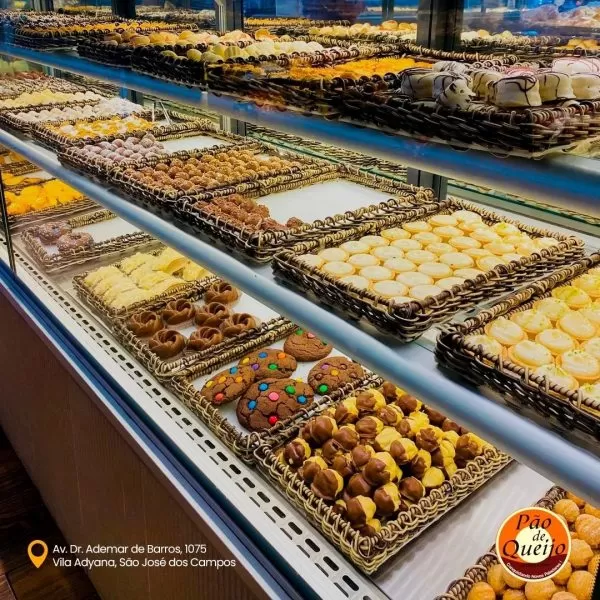 vitrine de doces da padaria pão de queijo em sjc