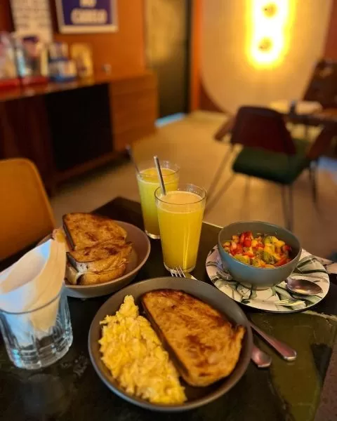 mesa com produtos da padoca, padaria em sjc