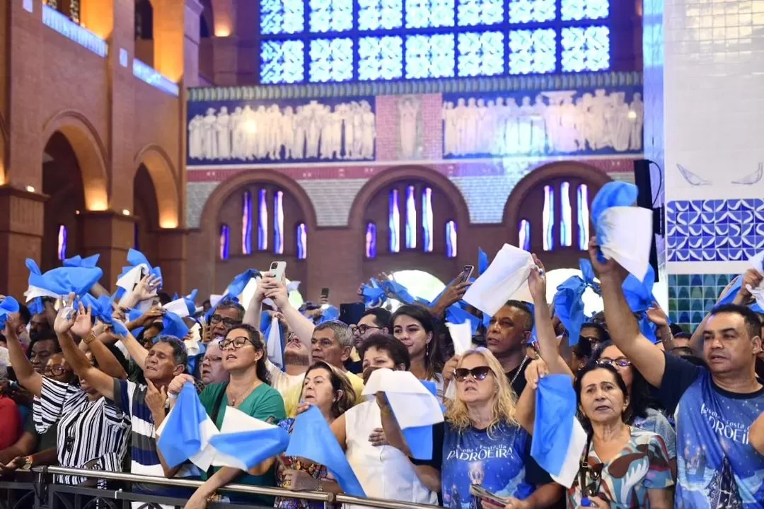 Fiéis no Santuário Nacional de Aparecida na missa solene durante esta manhã