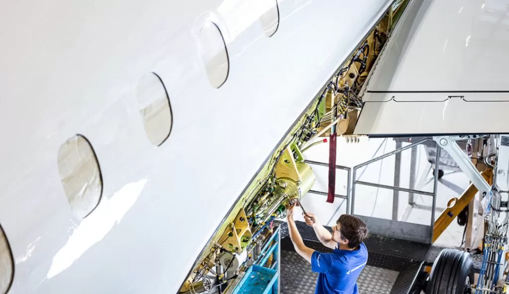 Homem durante fabricação de aeronave da Embraer em São José dos Campos; cidade registrou grande geração de empregos no setor aeronáutico