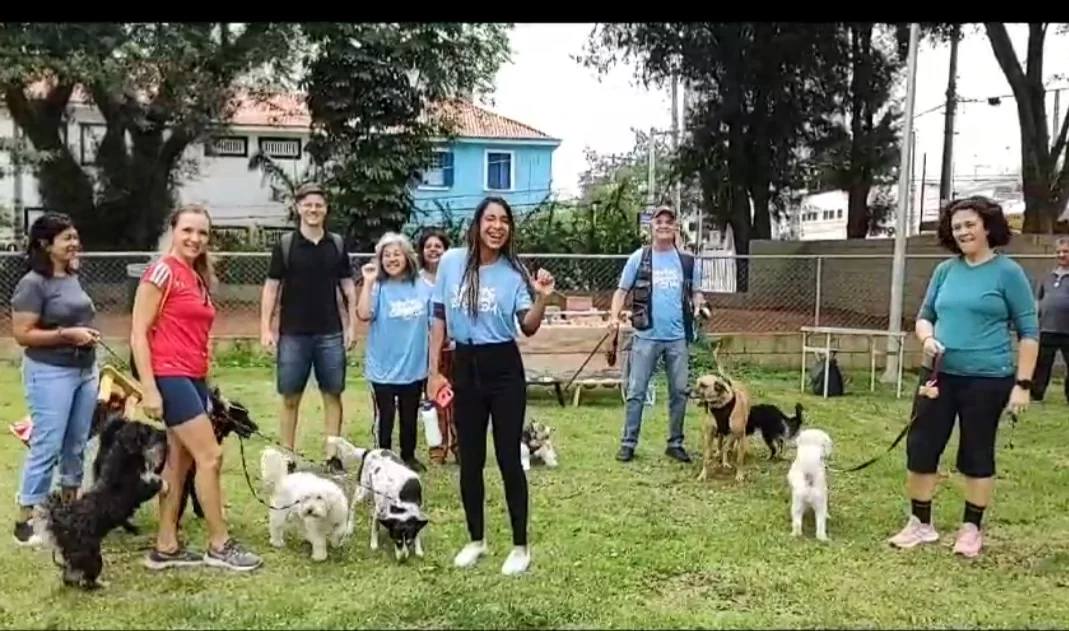 Pessoas com seus cachorrinhos no gramado durante virada esportiva em SP