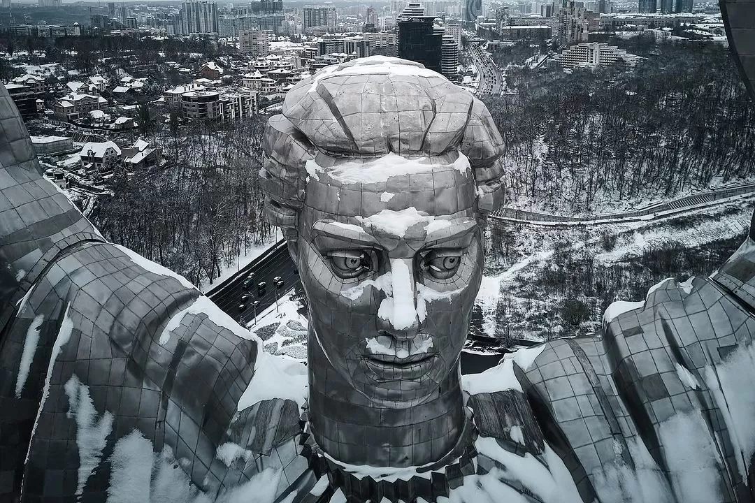 Foto do monumento à Mãe Pátria, em Kyiv, após a primeira neve do ano