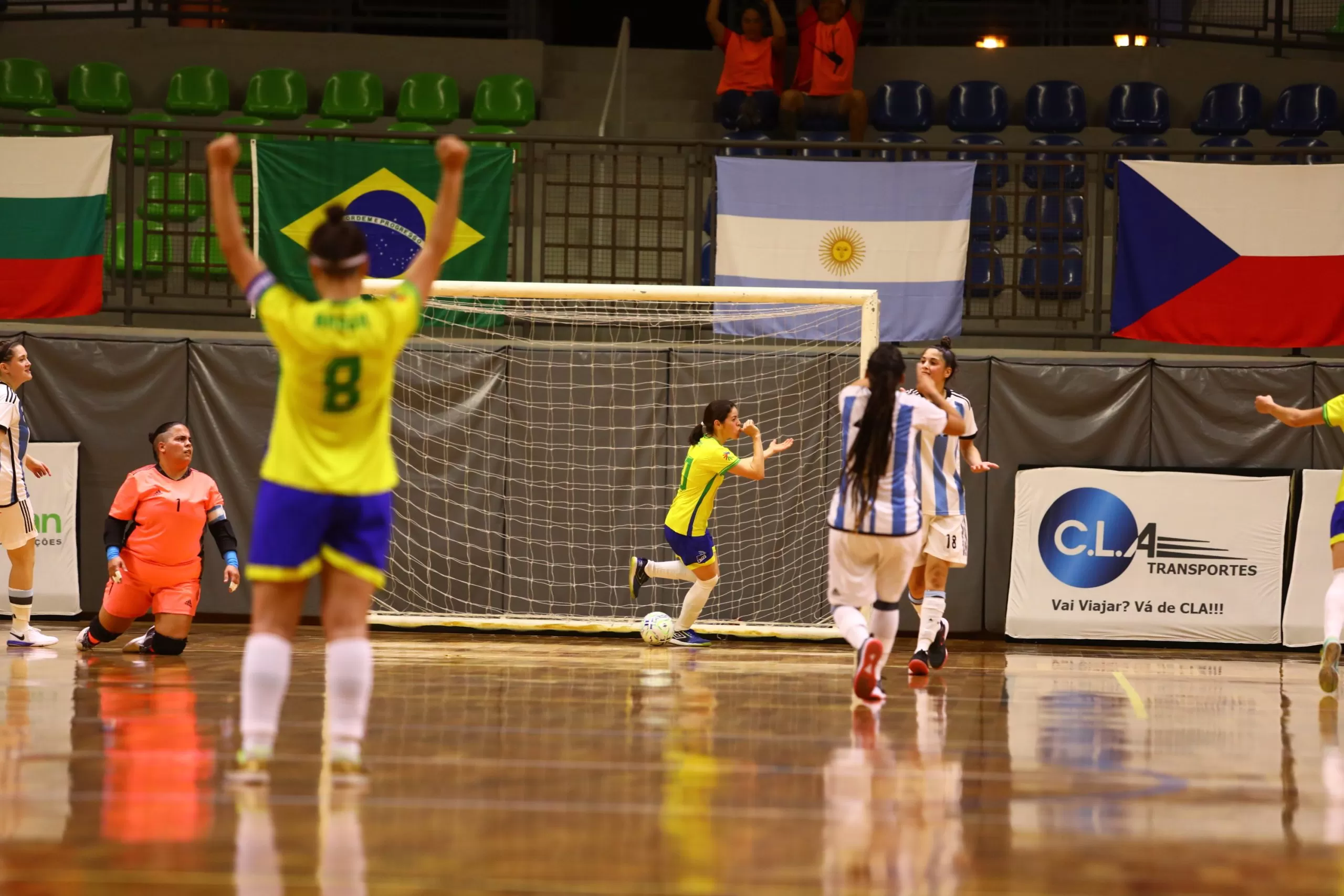Jogadora do Brasil comemorando gol contra a Argentina no Mundial de Futsal de Surdos