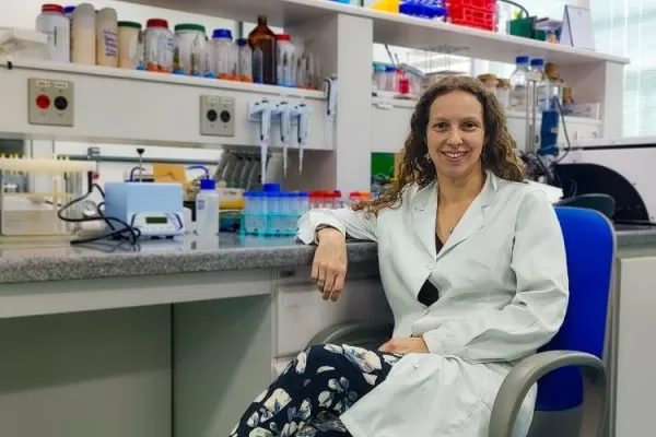 bióloga juliana mozer sentada em cadeira em laboratório