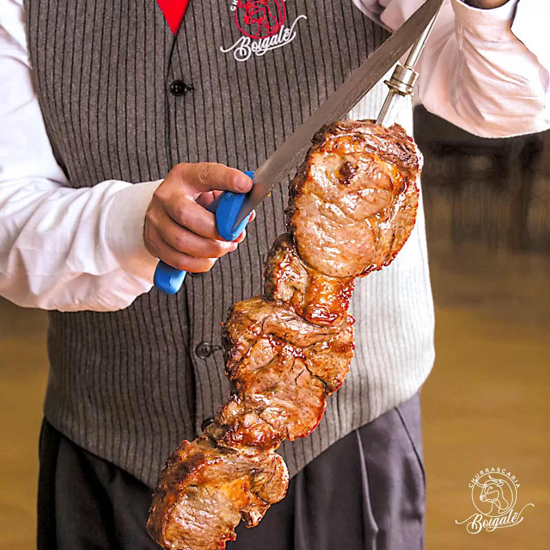 Garçom cortando carne em rodízio na churrascaria Boigalê, que está entre as cinco indicadas pelo portal SP RIO+ em SJC