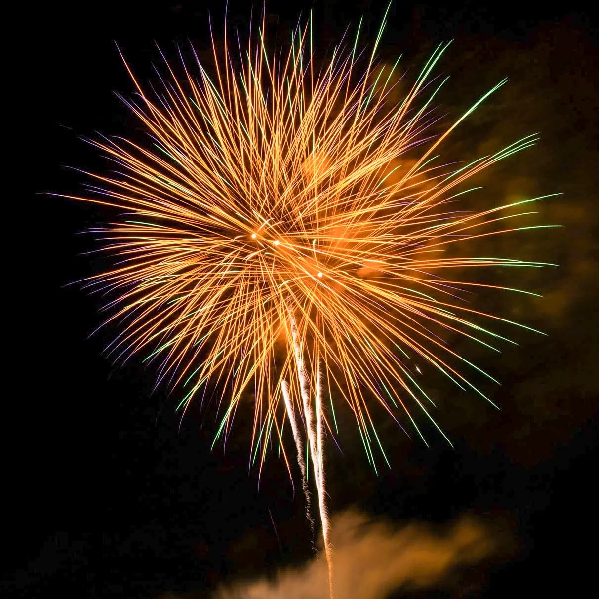 Fogos de artifício durante o ano novo em são josé dos campos