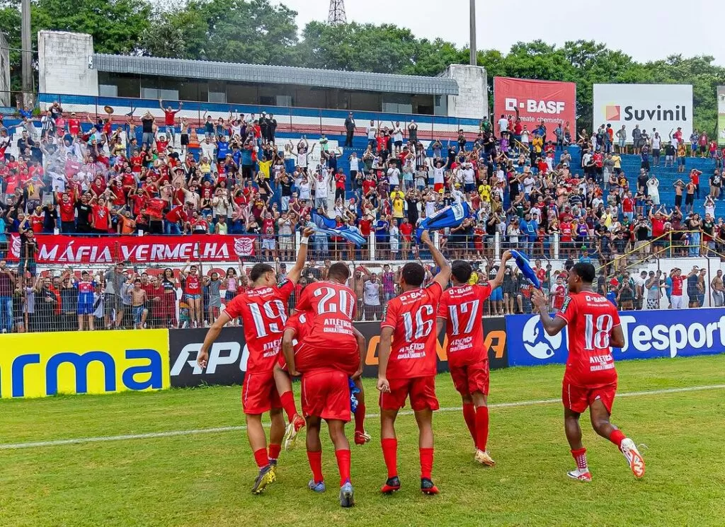Jogadores do Guará comemorando com a torcida após classificação na Copinha