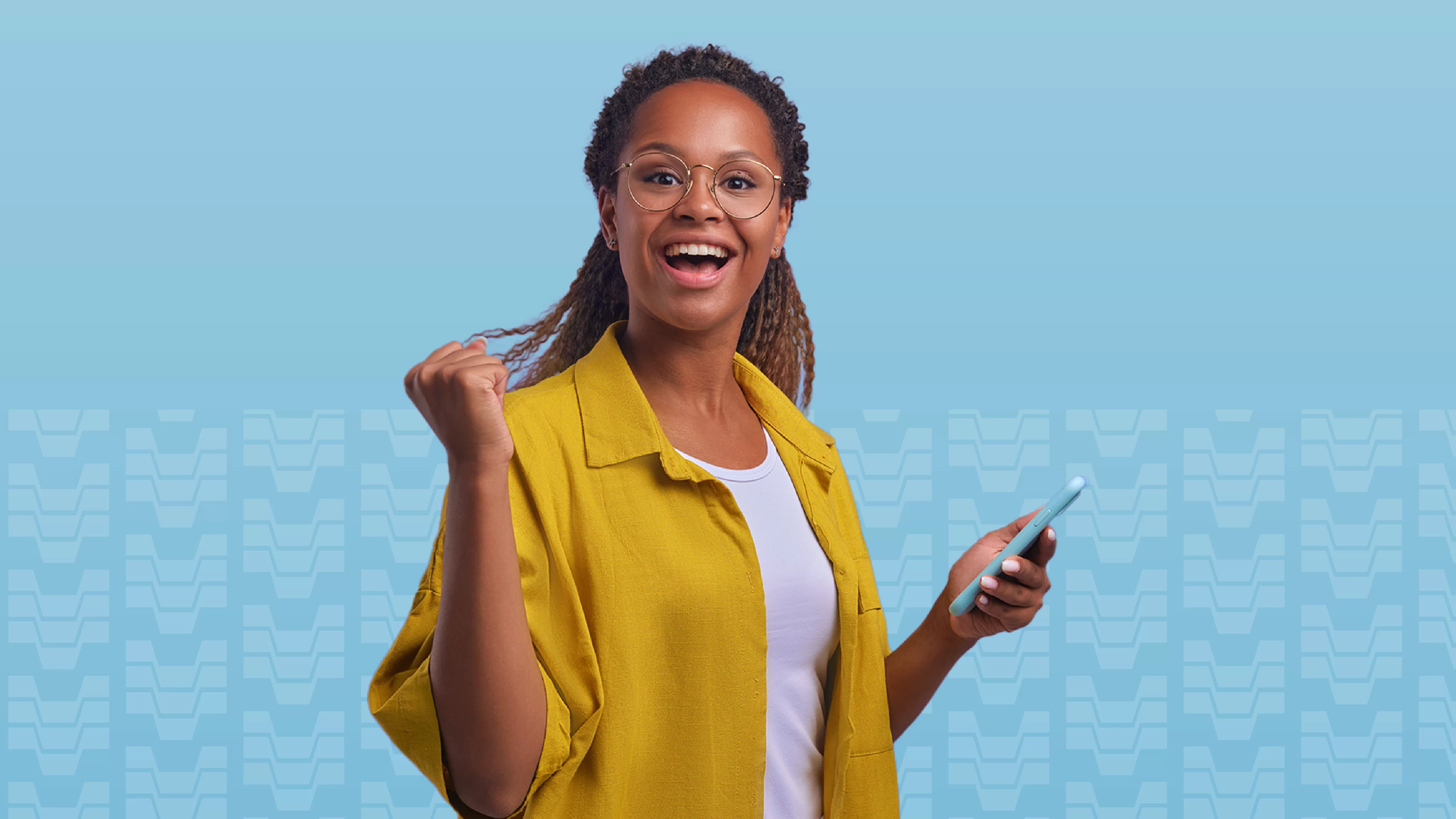 Jovem sorrindo, com celular na mão, fazendo referência à inscrição no concurso público da cetesb