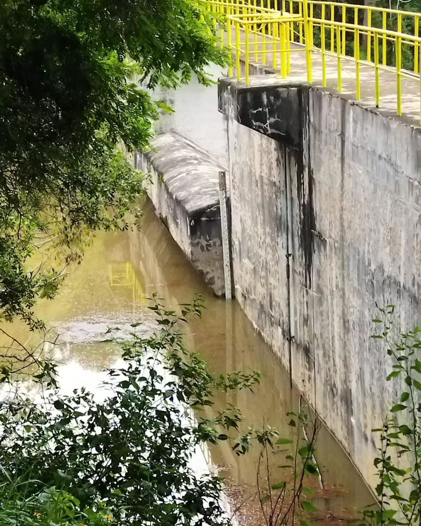 Barragem dos Mottas em Guaratinguetá; Defesa Civil afirma que nível está acima do normal por causa das chuvas mas que barragem não corre risco de romper
