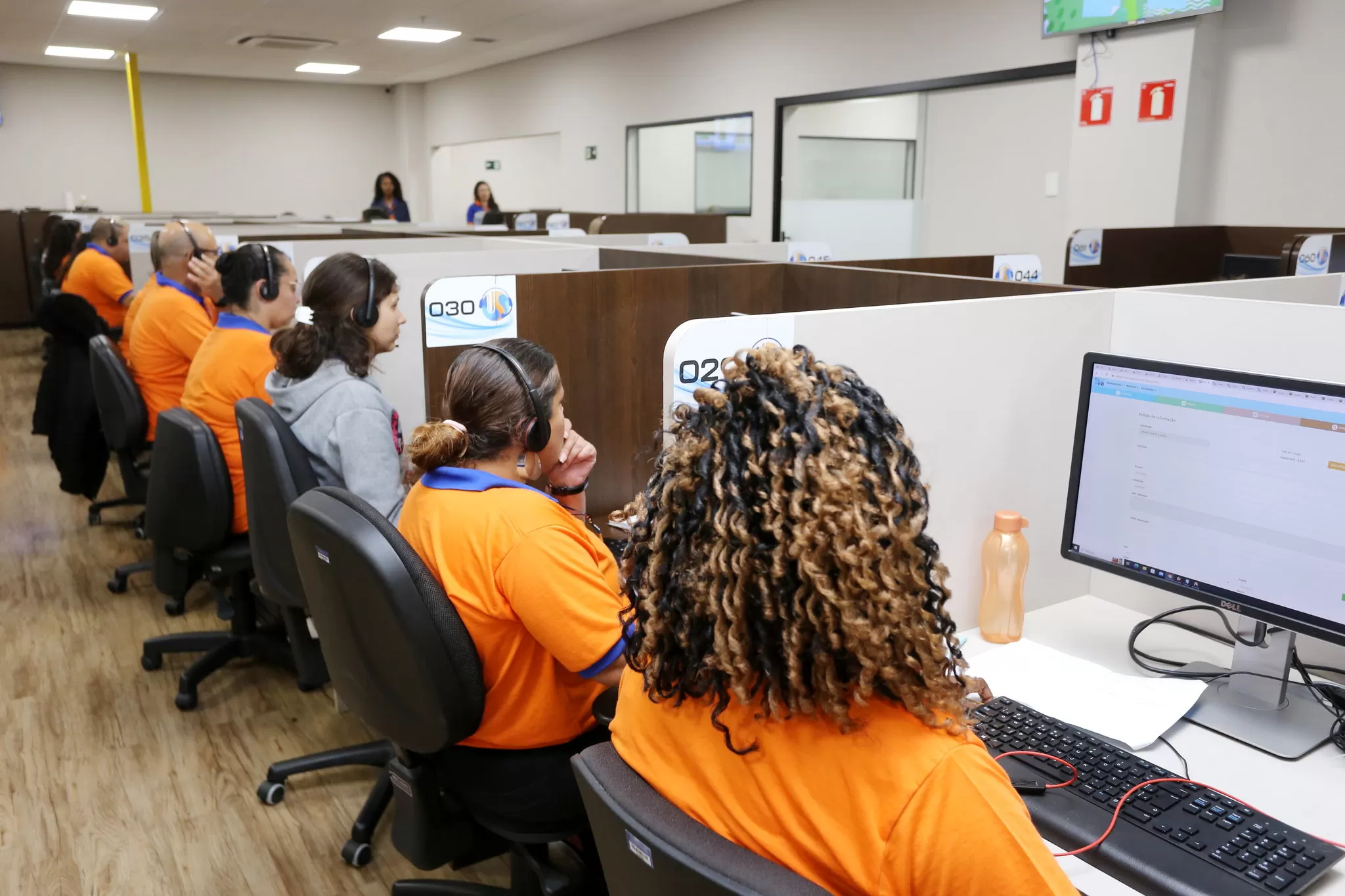 operadores de telemarketing na central 156 da prefeitura de são josé dos campos