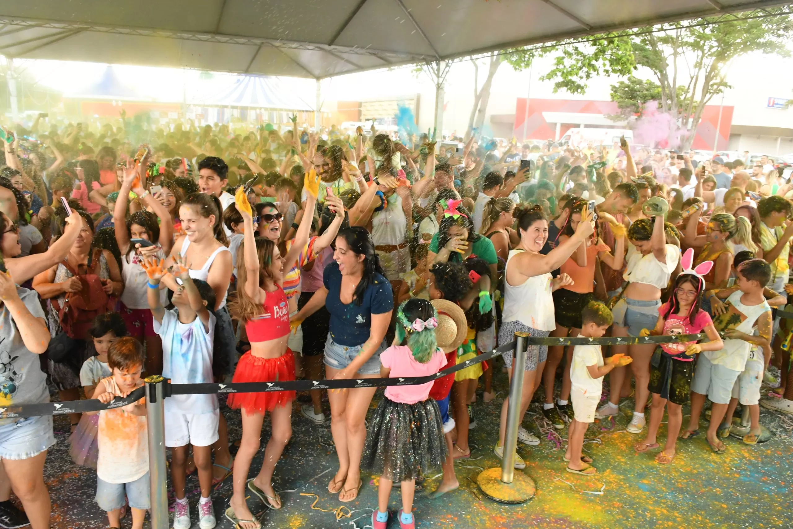 Carnaval em shopping de SJC aposta em Festa das Cores e desfile de pets