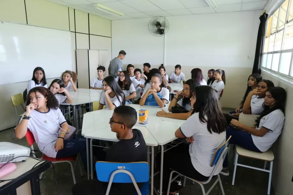 alunos da fundhas em são josé dentro de sala de aula
