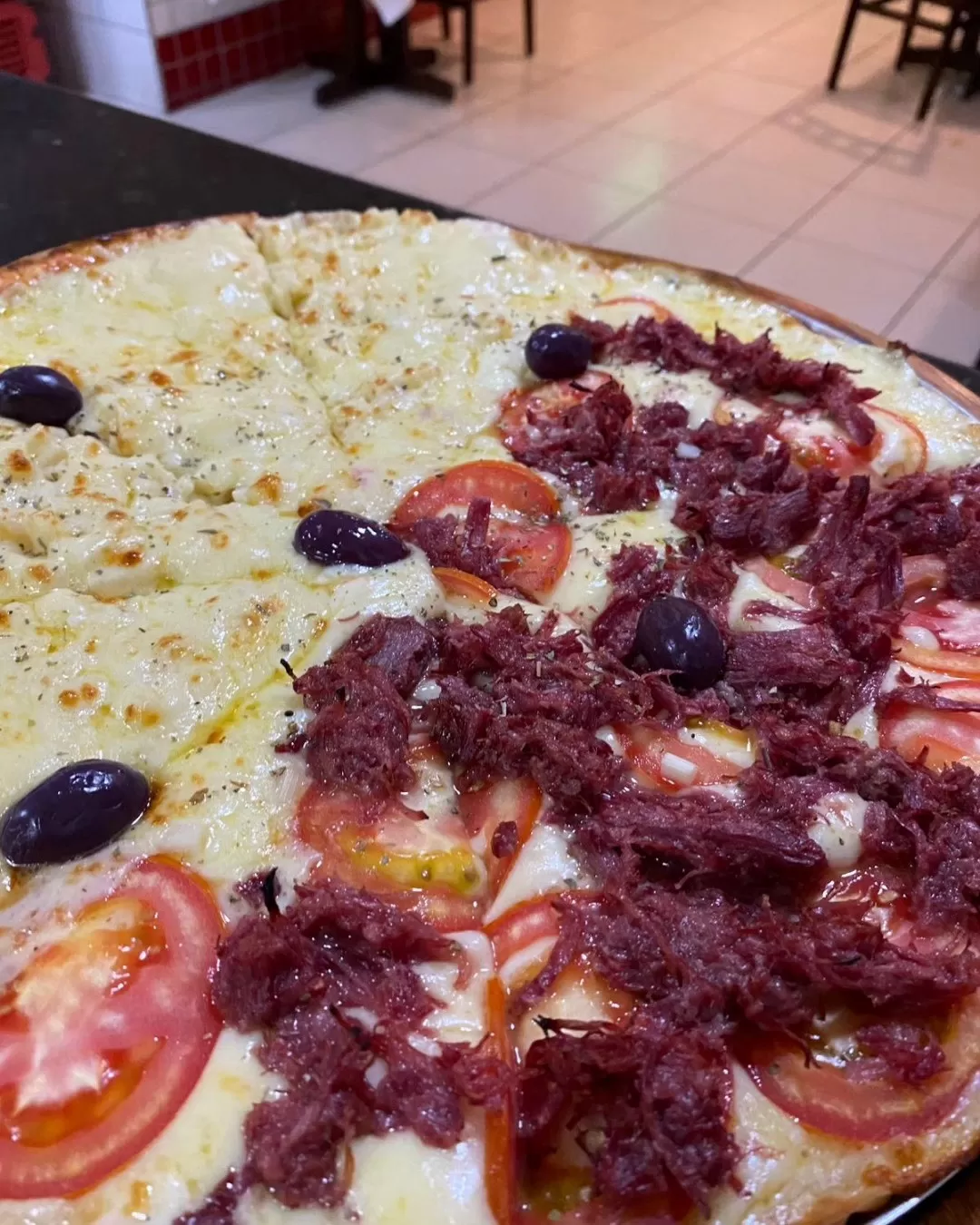 Pizza saindo do forno na Pizzaria Irmãos Ramos, em SJC