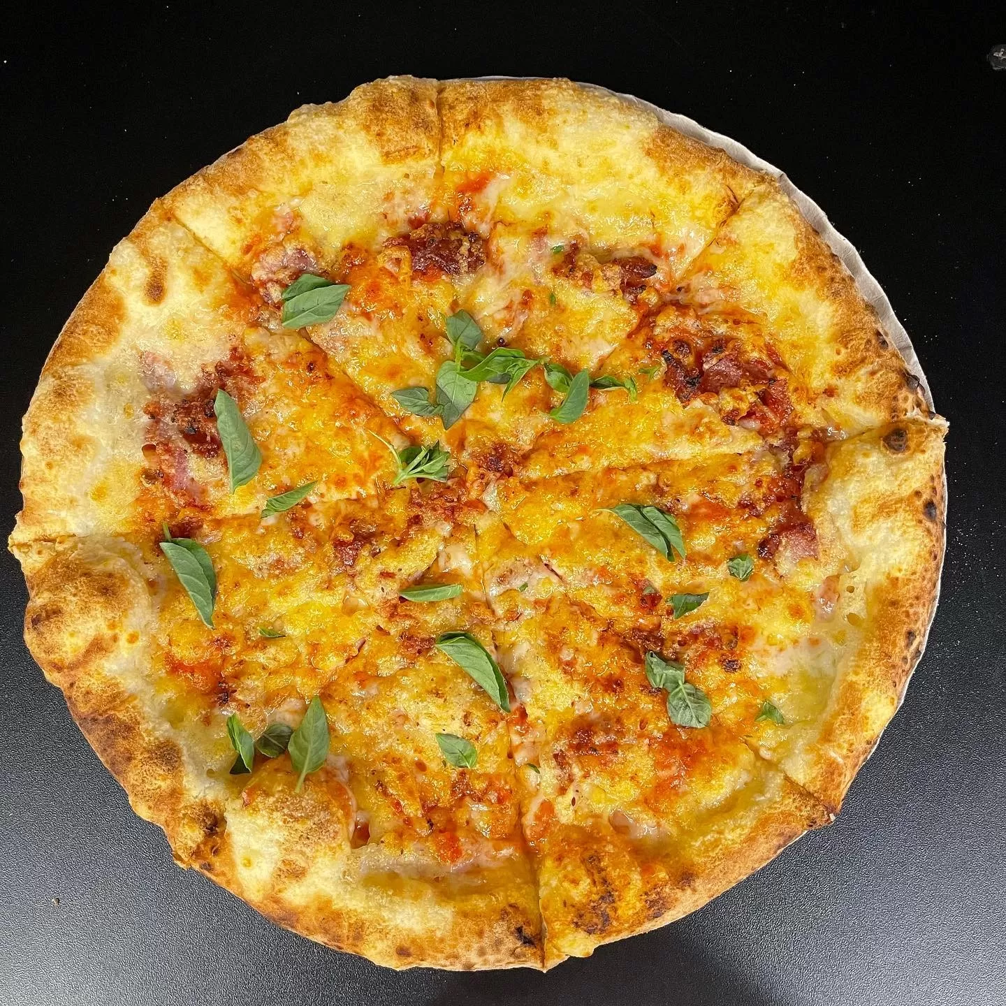 Uma queridinha do cardápio da Xama na Pizza, feita com salame diavollo