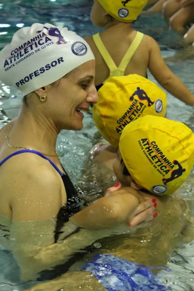 Natação para bebês na Cia Athletica SJC (Divulgação/Facebook)