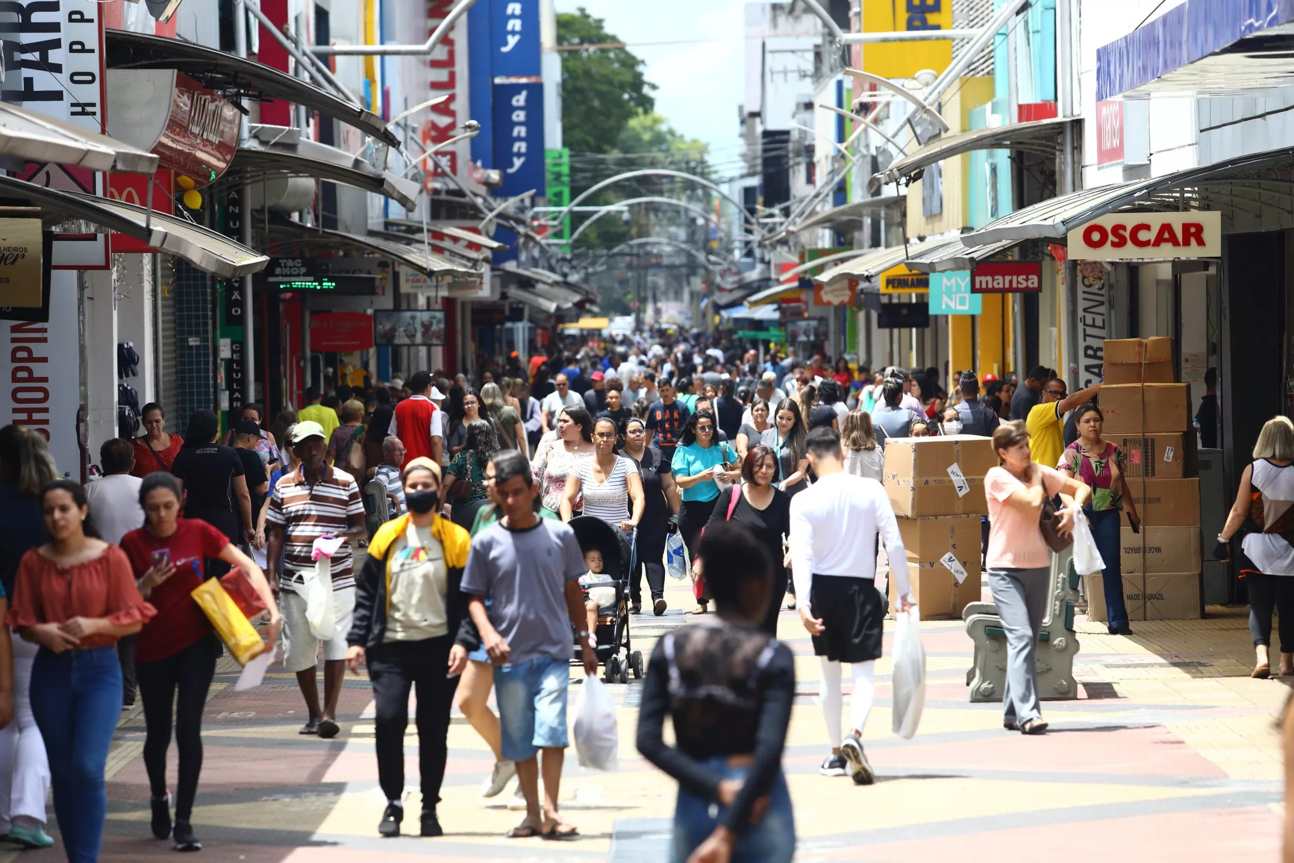 População joseense andando no calçadão da cidade