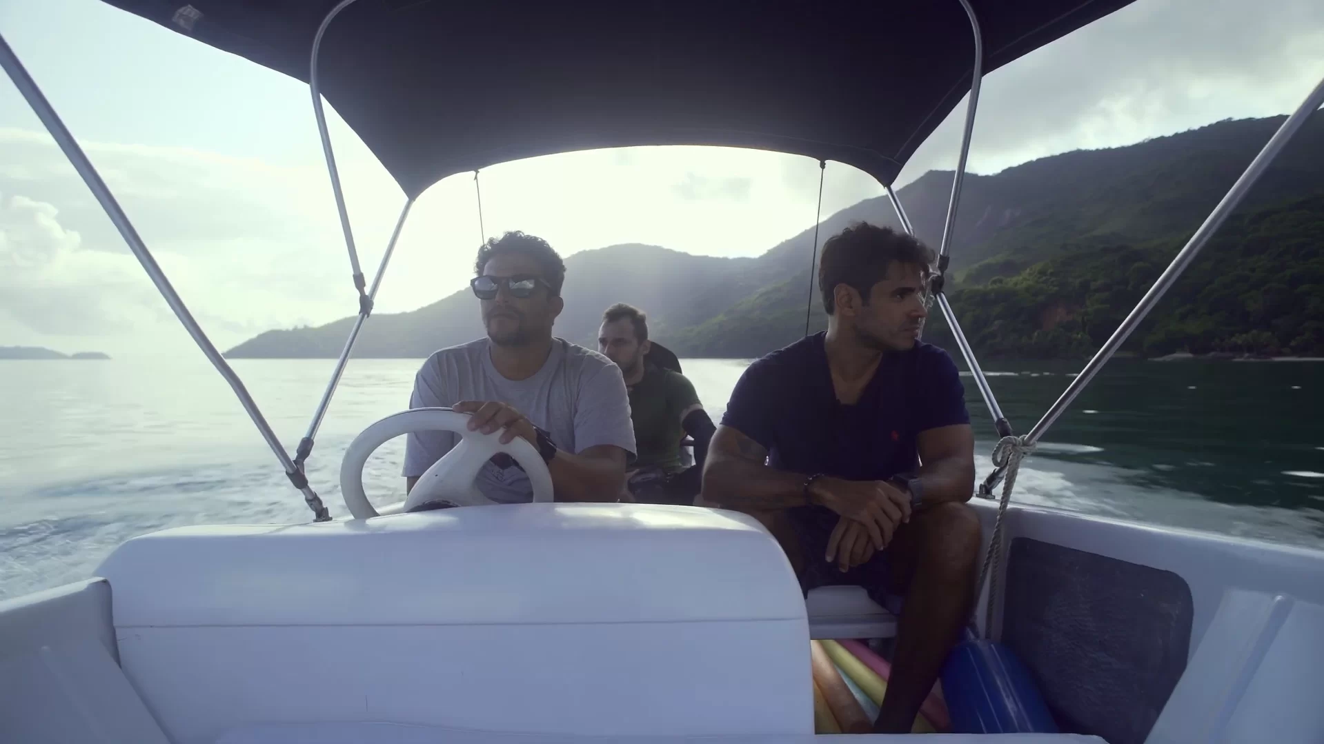 Ricardo Martins fazendo travessia de barco para o fiorde