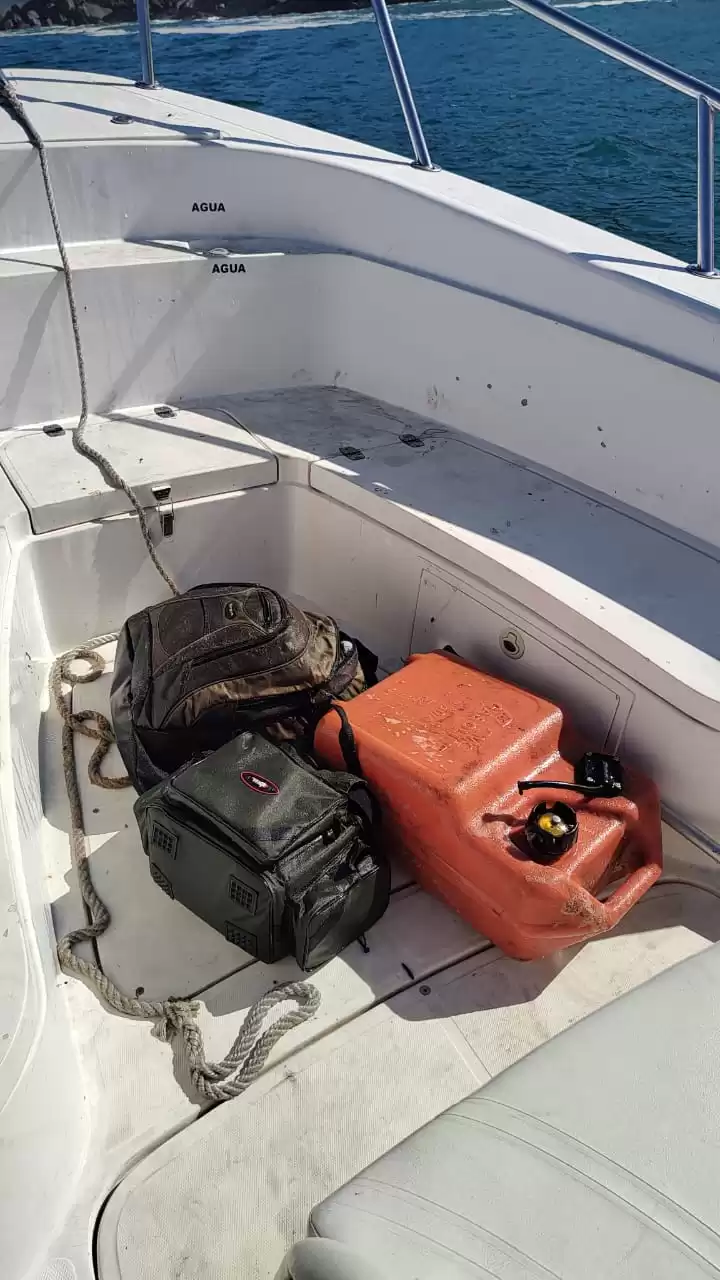 Alguns itens dos pescadores que estão desaparecidos em Ilhabela, foram encontrados pelos bombeiros