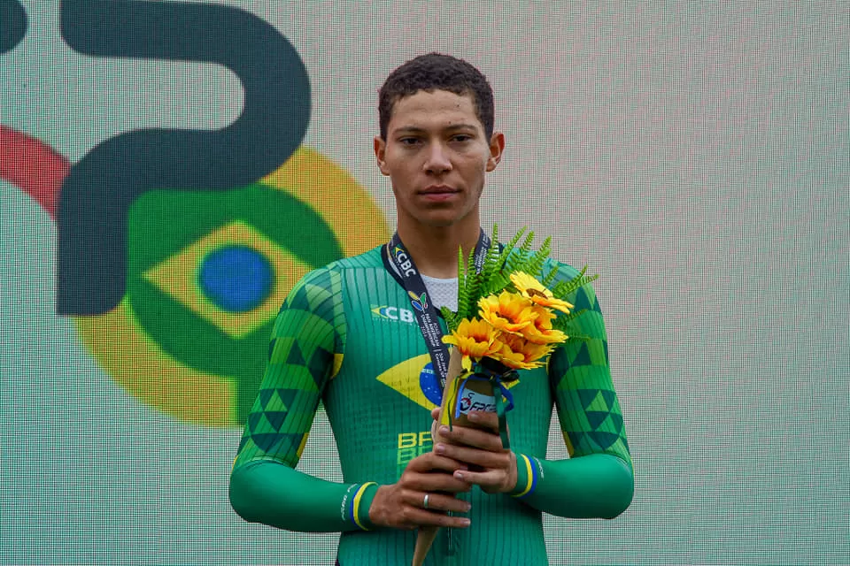 O brasileiro Luiz Fernando posando para foto com sua medalha de bronze no pan de ciclismo