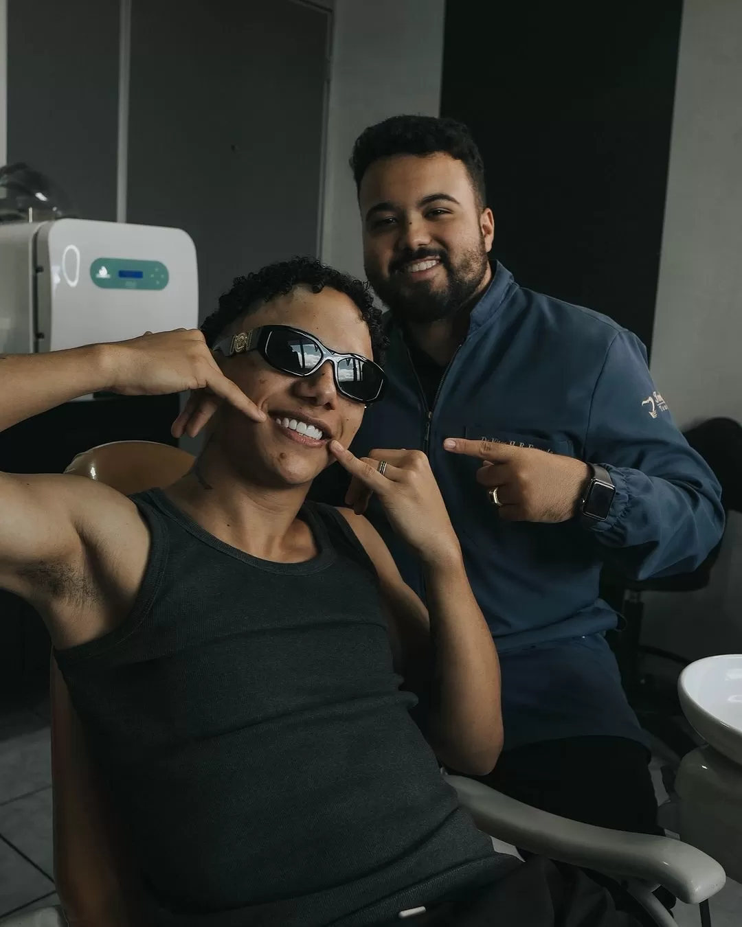 mc de funk e doutor bicego tirando foto sorrindo em seu consultório em são josé dos campos