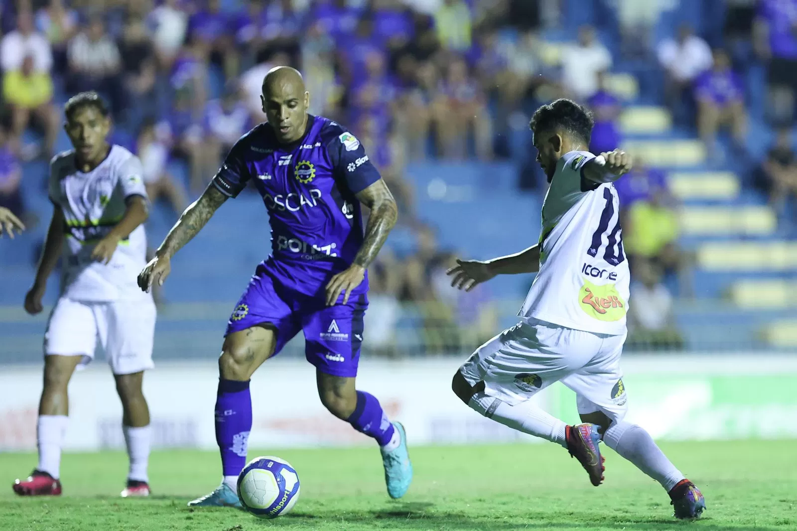 Lance de disputa de bola entre jogadores do São José e Santo André