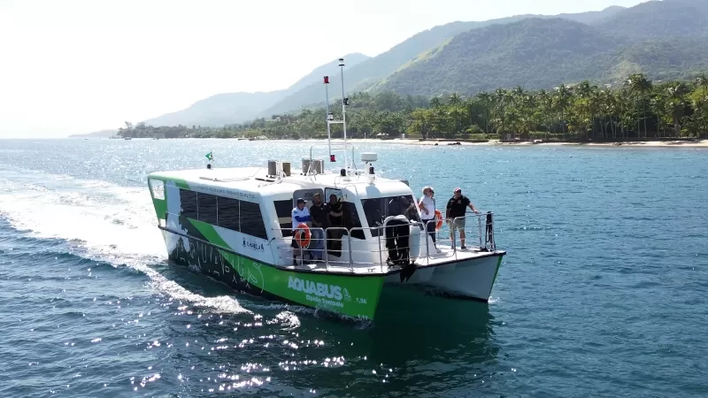 embarcação utilizada para o aquabus em ilhabela