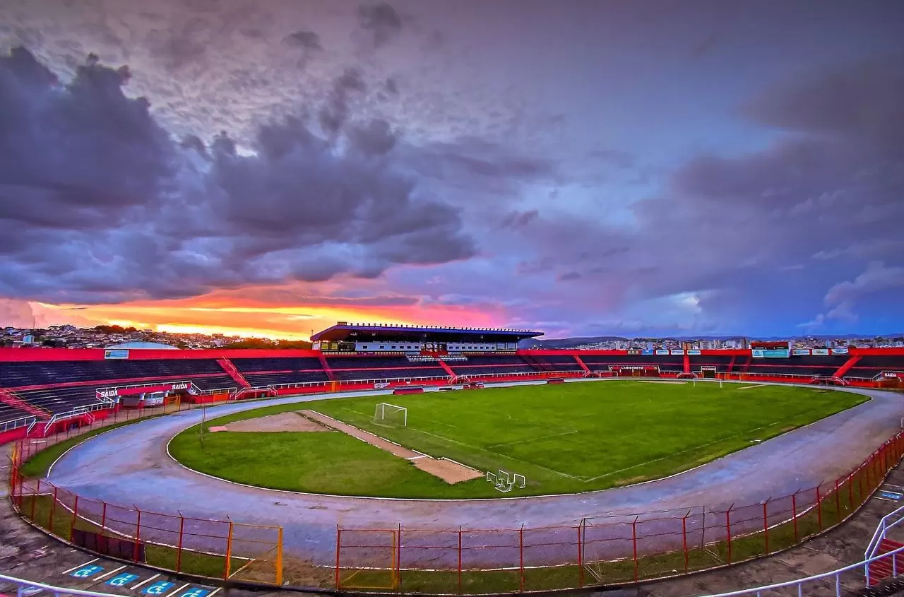 vista da arquibancada para o gramado em fim de tarde no estádio amnduzão, em pouso alegre (mg), onde o são josé vai voltar a jogar fora de SP pela primeira vez desde 2000