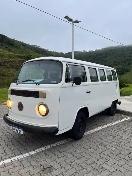 kombi da joca beer ainda sem pintura, toda branca