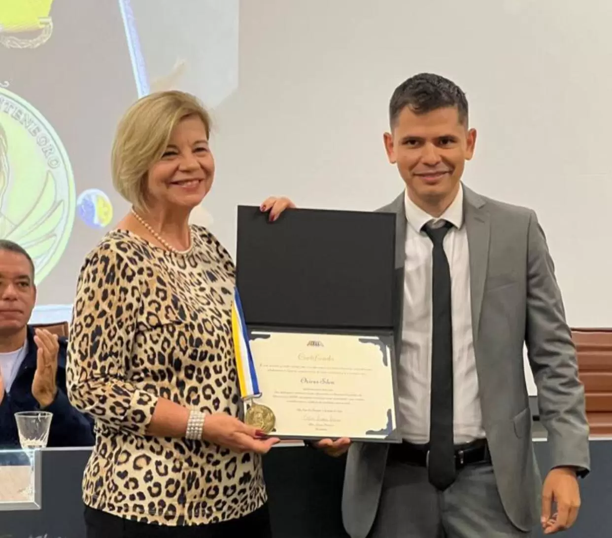 Ana Maria Bueno recebeu a medalha que homenageia seu pai, Ozires Silva