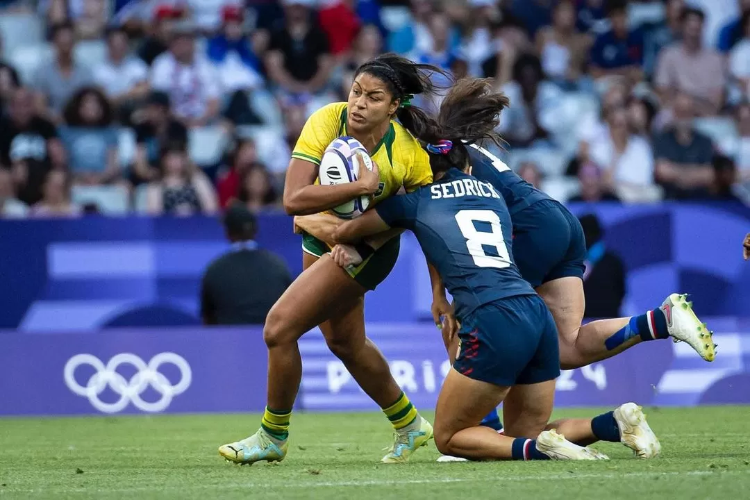 milena mariano, do rugby são josé, em campo com a seleção brasileira contra os estados unidos pelas olimpíadas