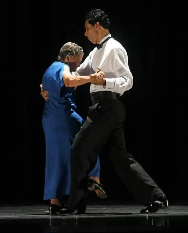 Casal dançando no palco