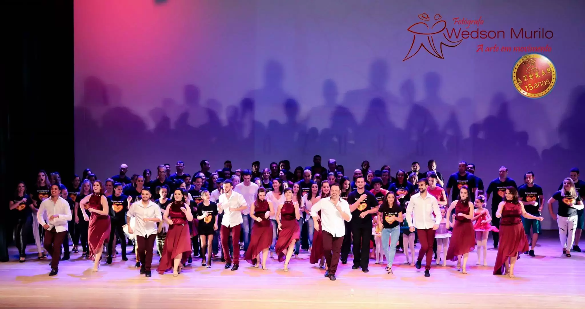 Grupo pessoas de aula da dança durante apresentação em palco de SJC