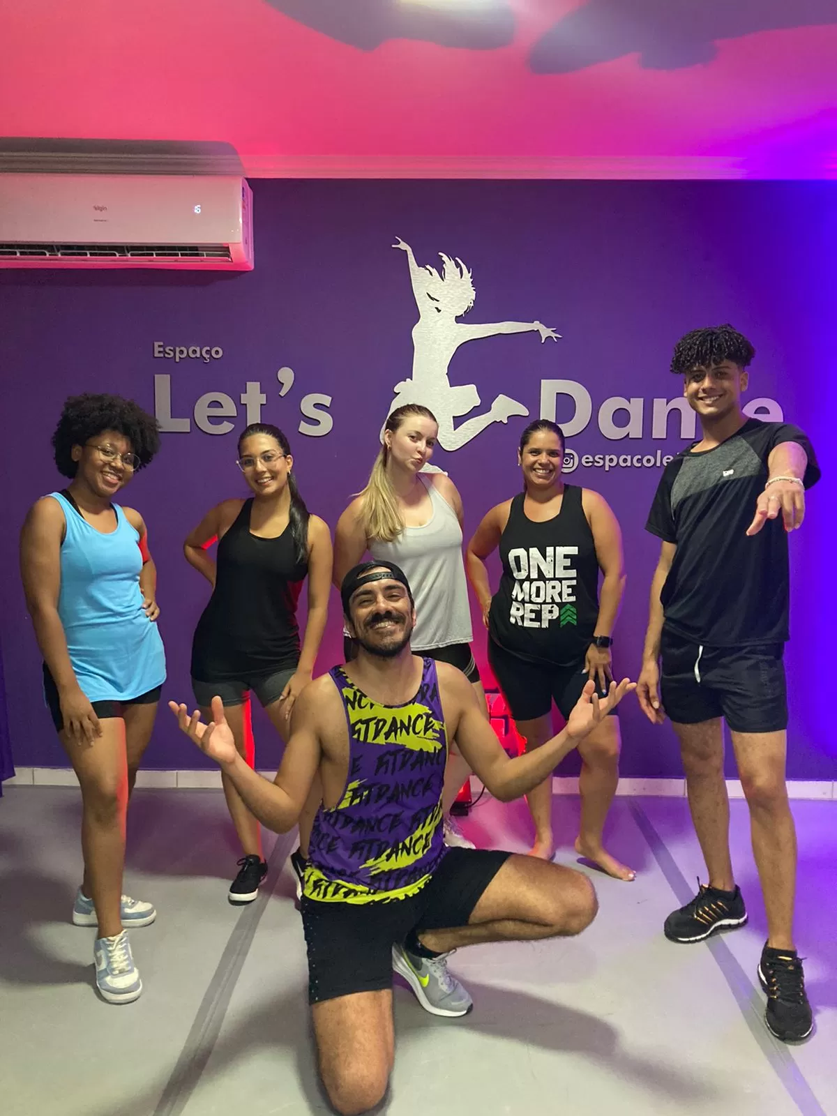 Aula de dança no estúdio Let's Dance, em SJC