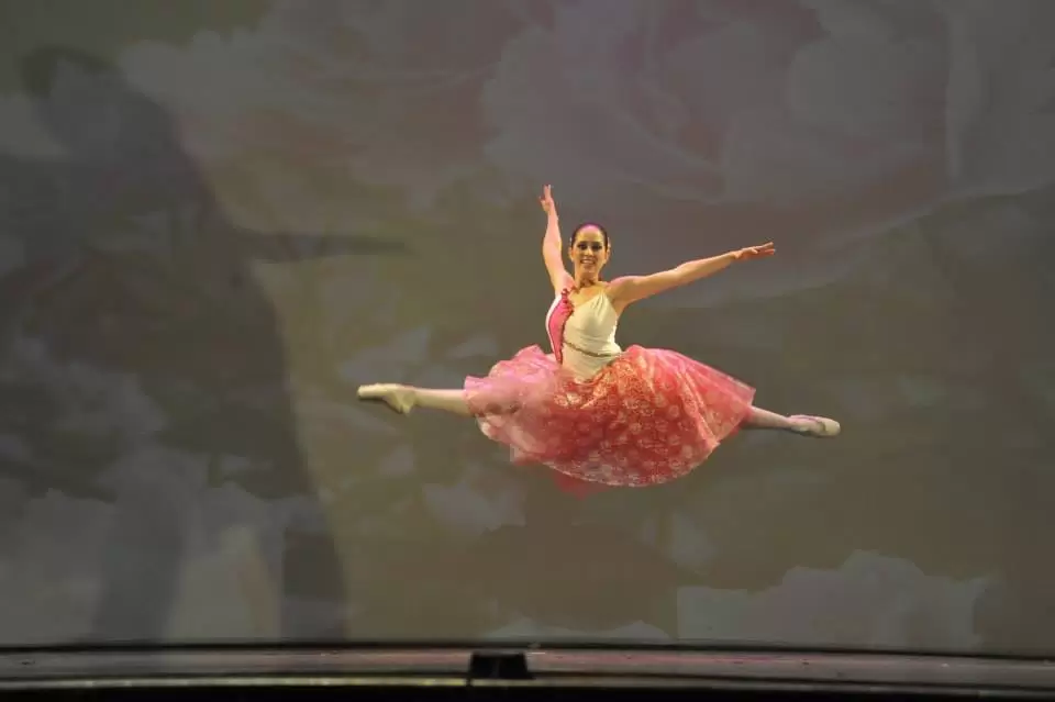 Membro da Academia Mathilde Ballet, que dá aula de dança em SJC, pulando no palco