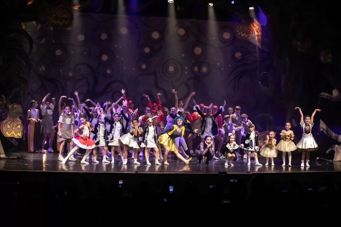 Grupo de dançarinos com figurinos no palco