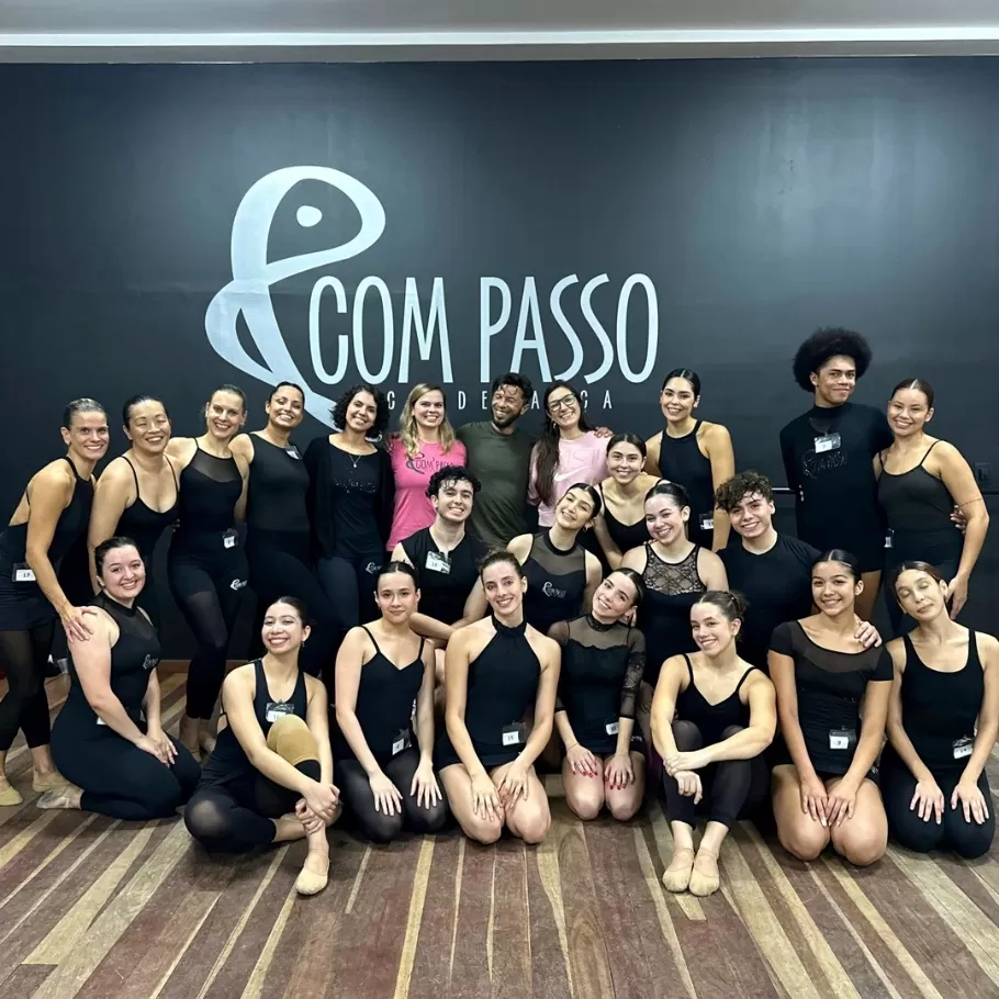 Grupo de dança durante aula em SJC