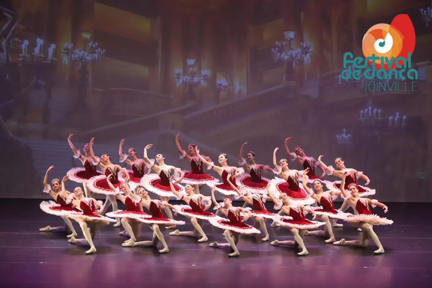 Grupo de Ballet Ana Araújo em apresentação no palco