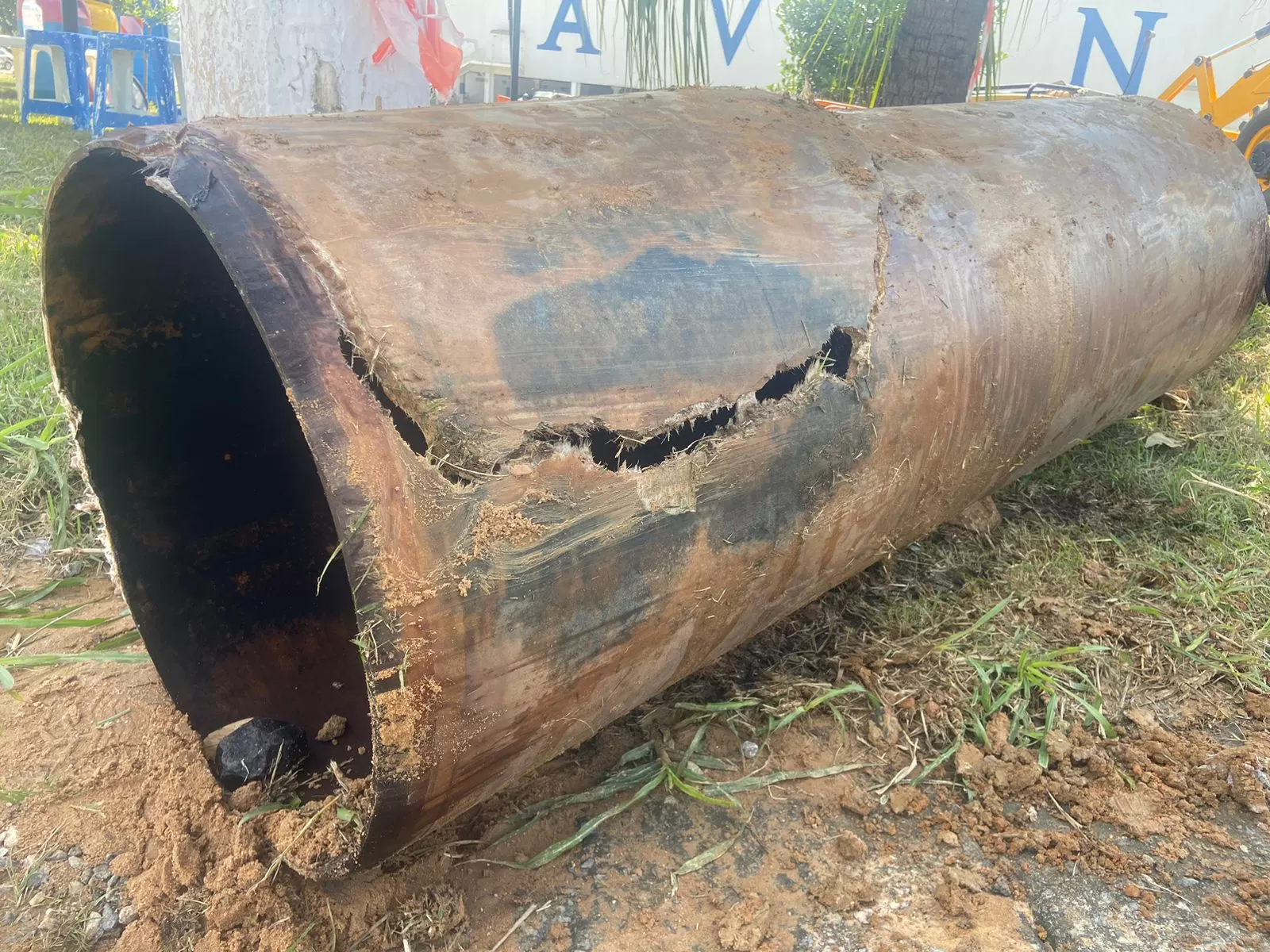 Adutora que rompeu no bairro Altos de Santana e afeta abastecimento de água na zona leste de Jacareí