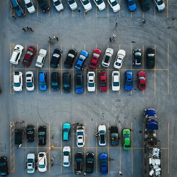 estacionamento cheio de carros