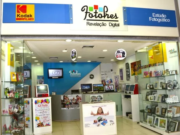 Entrada da Fotopress, loja de soluções em fotografia impressa em São José dos Campos. (Divulgação)