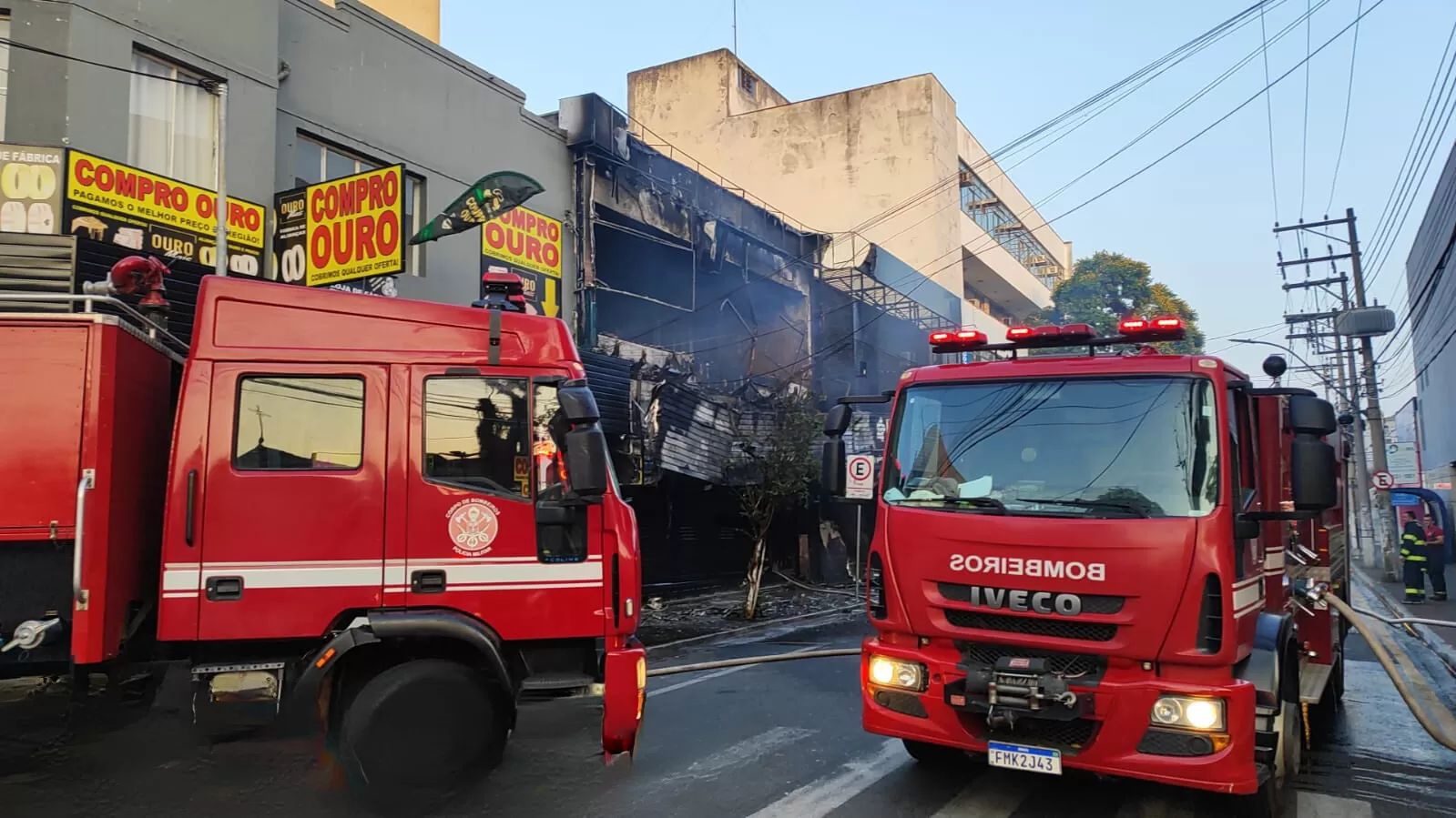 caminhões dos bombeiros em frente a loja de bijuterias que sofreu incêndio no centro de taubaté