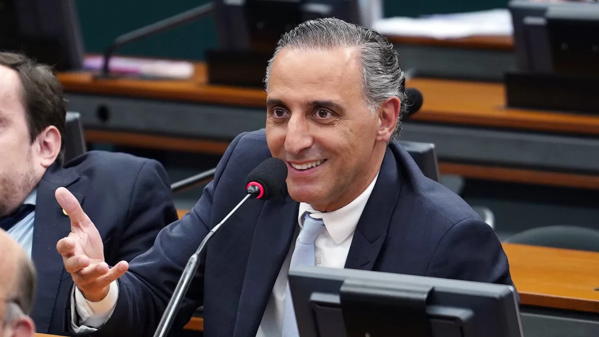 Eduardo Cury, falando em microfone, lidera cenário das eleições municipais de 2024 em São José dos Campos