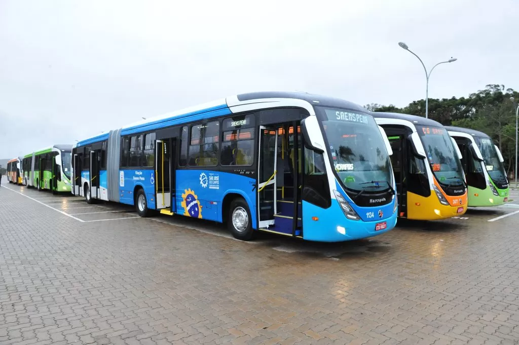 Ônibus das empresas Saens Peña, Joseense e Maringá, com as quais a Prefeitura de SJC renovou contrato