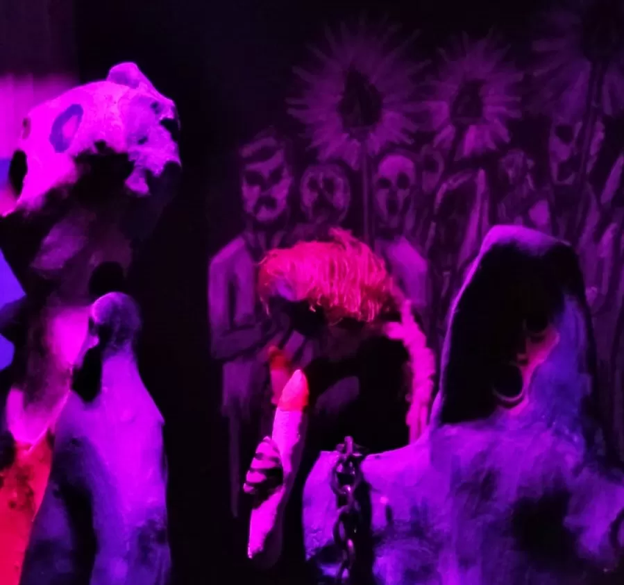 trecho com pinturas no escuro e em neon de exposição de fiugureiros em são josé