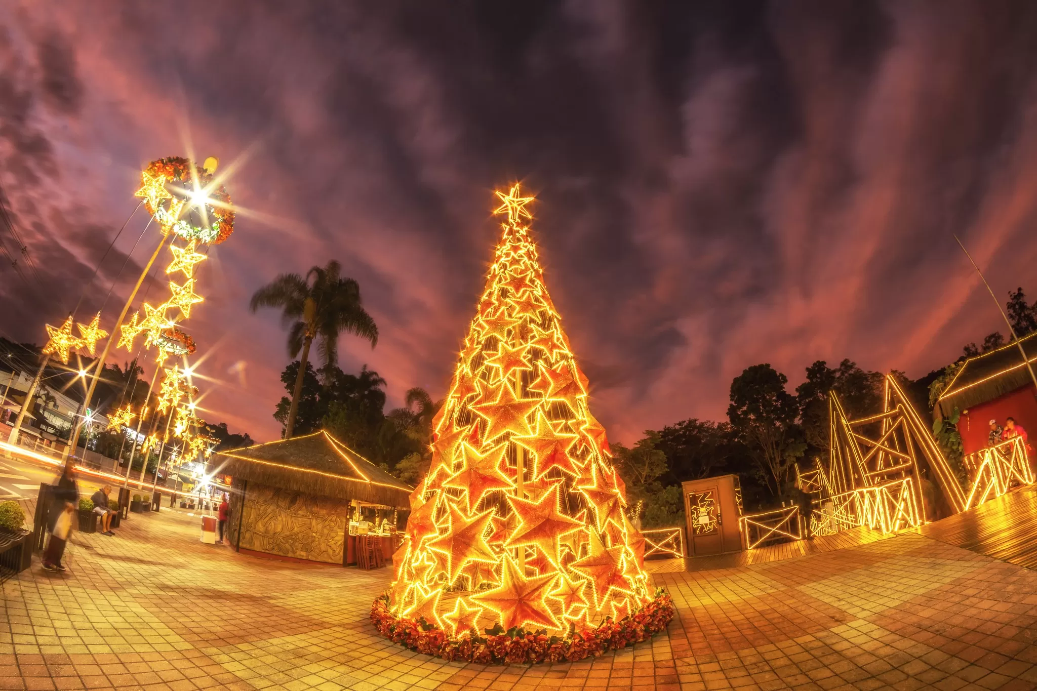 árvore de natal e outras decorações de natal em praça de guararema