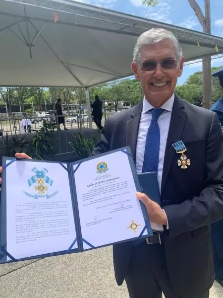 manoel de oliveira segurando honraria da fab