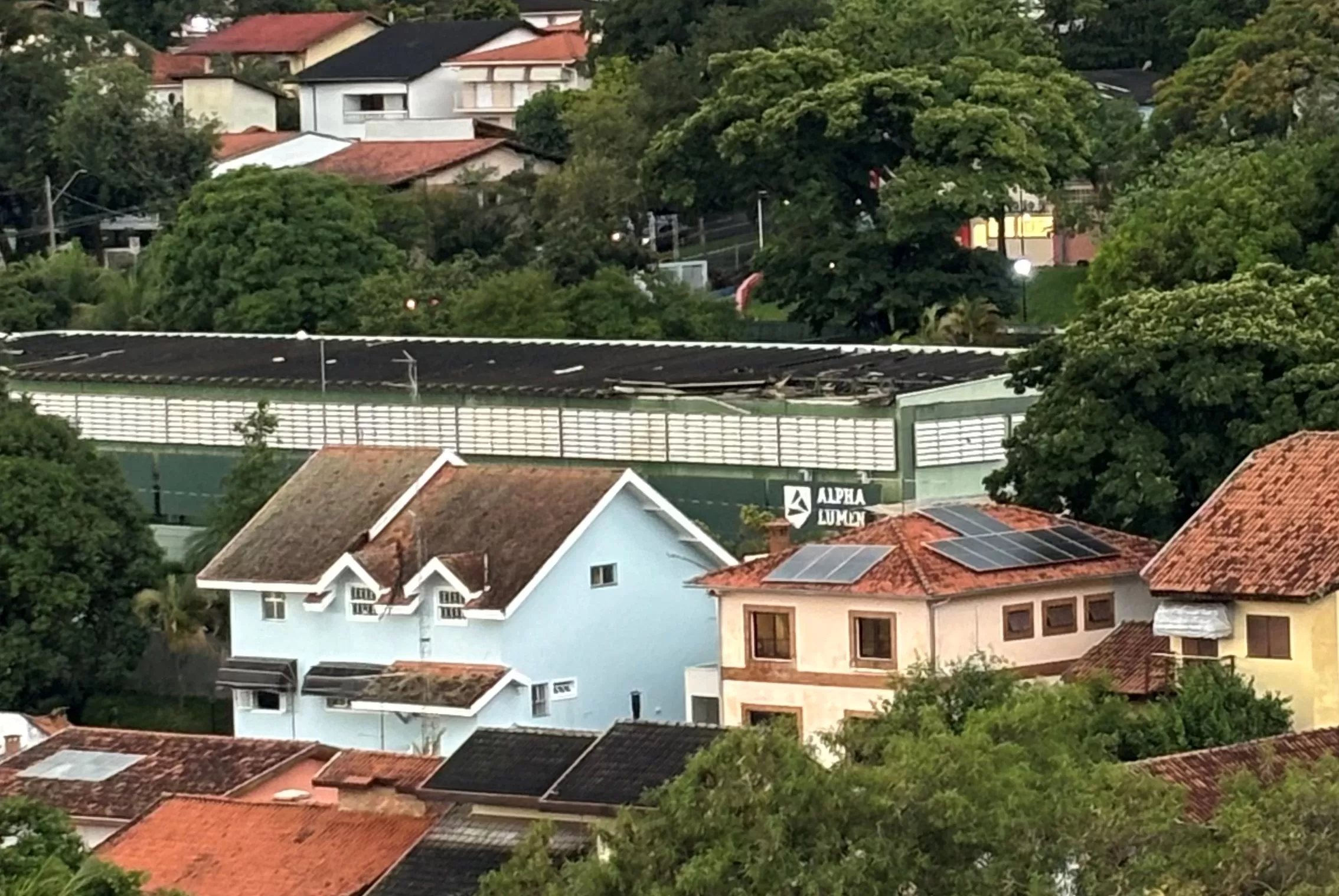 telhado danificado do colégio alpha lumen visto de prédio vizinho