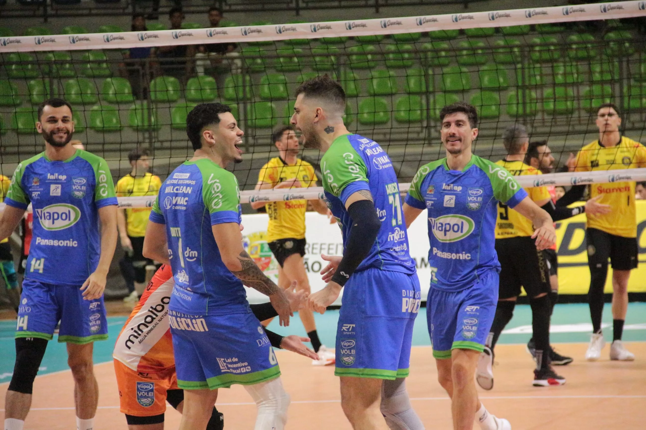 jogadores do São José comemorando vitória contra o Guarulhos